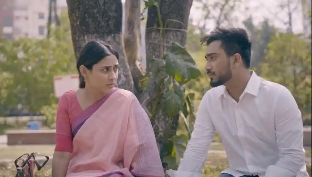একটি নারীর সঙ্গে একজন পুরুষের গভীর আলোচনা, পার্কে বসে. Channel i News - চ্যানেল আই নিউজ