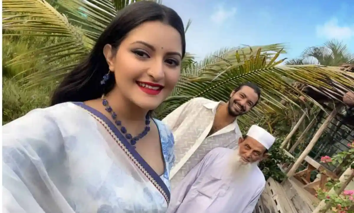 বাংলাদেশের ঐতিহ্যবাহী পোশাক পরা নারী ও পুরুষের ছবি. Channel i News - চ্যানেল আই নিউজ