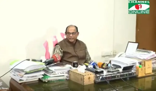 রেলমন্ত্রী শফিকুল ইসলাম বিব্রত অবস্থায় সাংবাদিকদের সঙ্গে কথা বলছেন।. Channel i News - চ্যানেল আই নিউজ