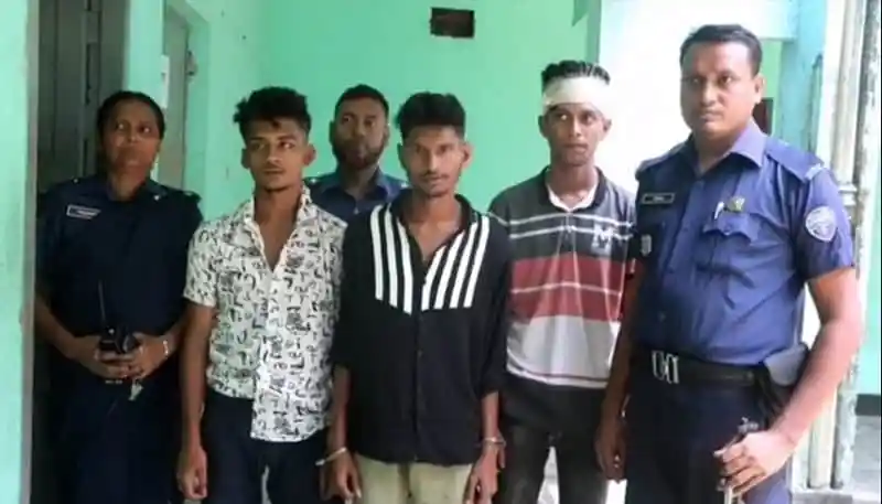 নিহত ব্যক্তির পরিবারের সদস্যরা পুলিশের সঙ্গে দেখা করছে. Channel i News - চ্যানেল আই নিউজ