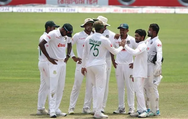 বাংলাদেশ ক্রিকেট দলের খেলোয়াড়রা মাঠে সাকিব আল হাসানের সঙ্গে আলোচনা করছে।. Channel i News - চ্যানেল আই নিউজ