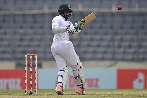 বাংলাদেশের ক্রিকেটার লিটন দাস ব্যাটিং করছেন, মাঠে খেলা চলমান. Channel i News - চ্যানেল আই নিউজ