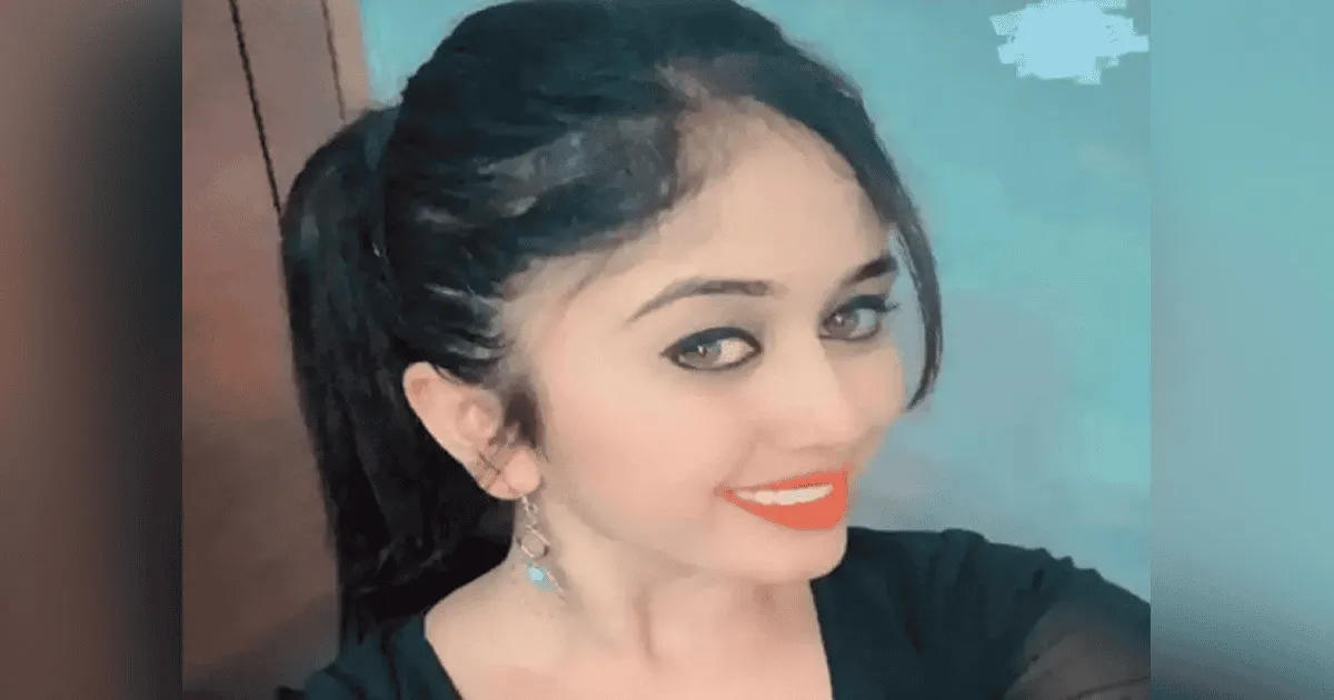 অভিনেত্রীর ছবি, হাসিমুখে সুন্দর চেহারা, কালো পোশাক পরা. Channel i News - চ্যানেল আই নিউজ