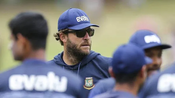 অস্ট্রেলিয়া দলের কোচের ছবি, sunglasses পরা, ক্রিকেট মাঠে. Channel i News - চ্যানেল আই নিউজ