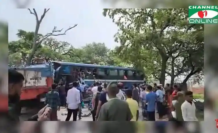 ঢাকা রোডে বাস দুর্ঘটনায় আহত ও নিহতের ছবি. Channel i News - চ্যানেল আই নিউজ