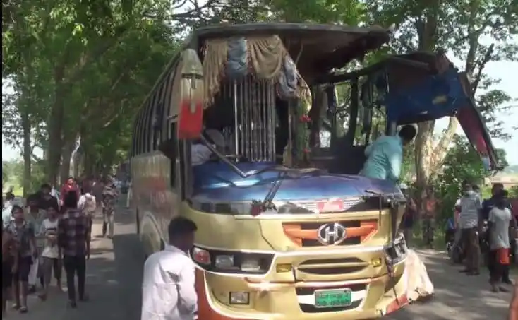 ঢাকা-আরিচা মহাসড়কে বাসের মুখোমুখি সংঘর্ষের ছবি. Channel i News - চ্যানেল আই নিউজ