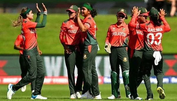 বাংলাদেশ নারী ক্রিকেট দলের খেলোয়াড়রা মাঠে একসঙ্গে উদযাপন করছে।. Channel i News - চ্যানেল আই নিউজ