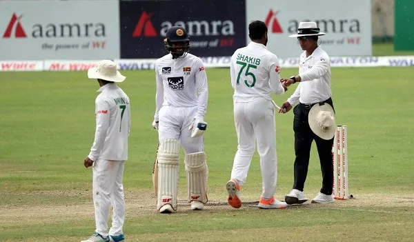 ক্রিকেট ম্যাচে খেলোয়াড় ও আম্পায়ারদের মধ্যে আলোচনা চলছে. Channel i News - চ্যানেল আই নিউজ