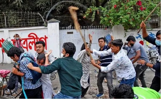 শিক্ষাঙ্গণে হানাহানি বন্ধের জন্য শিক্ষার্থীদের মধ্যে সংঘর্ষ. Channel i News - চ্যানেল আই নিউজ