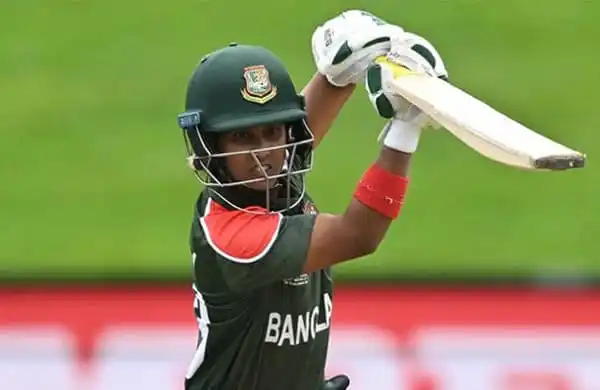 বাংলাদেশের ক্রিকেটার ব্যাটিং করে, মাঠে খেলছেন. Channel i News - চ্যানেল আই নিউজ