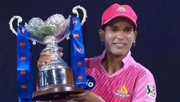 বাংলাদেশের ক্রিকেটার সালমা ট্রফি জিতেছেন, হাসিমুখে ছবি. Channel i News - চ্যানেল আই নিউজ