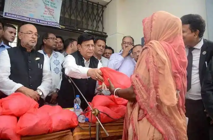 প্রধান অতিথি বন্যা দুর্গতদের জন্য ত্রাণ বিতরণ করছেন. Channel i News - চ্যানেল আই নিউজ