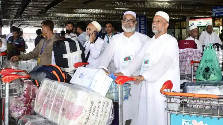 হজ যাত্রার জন্য মুসলিম পুরুষদের প্রস্তুতি ও আনুষ্ঠানিকতা. Channel i News - চ্যানেল আই নিউজ