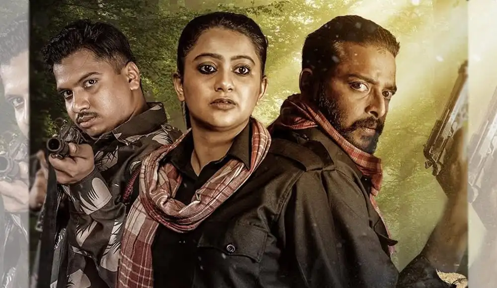 তিনজন অভিনেতা একসঙ্গে অস্ত্র হাতে, নাটকের দৃশ্য. Channel i News - চ্যানেল আই নিউজ