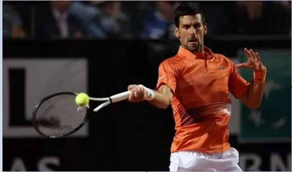 টেনিস খেলোয়াড় Novak Djokovic ব্যালেন্স করে বল মারছেন. Channel i News - চ্যানেল আই নিউজ