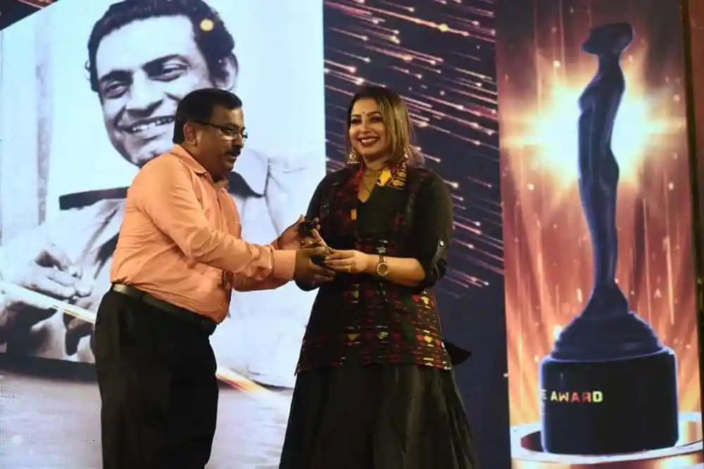 শাকিব খান 'সেরা অভিনেতা' পুরস্কার গ্রহণের সময় ছবি. Channel i News - চ্যানেল আই নিউজ
