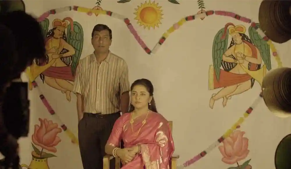 বাংলাদেশি দম্পতি ঈদ অনুষ্ঠানে পারিবারিক ছবি তুলছেন. Channel i News - চ্যানেল আই নিউজ