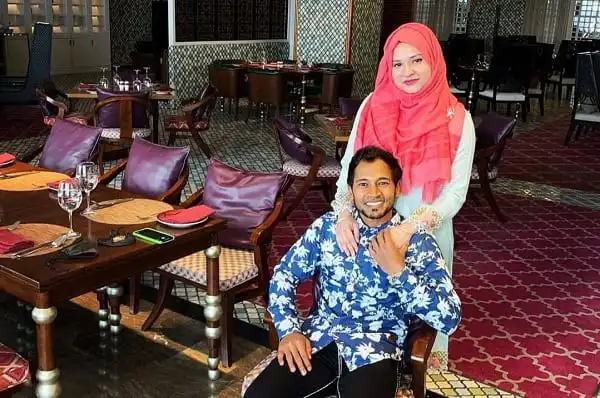 একজন নারী ও একজন পুরুষ হাসিমুখে বসে আছেন রেস্টুরেন্টে. Channel i News - চ্যানেল আই নিউজ