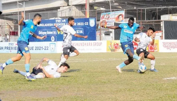 ফুটবল খেলায় দুই দল প্রতিদ্বন্দ্বিতা করছে, মাঠে খেলোয়াড়রা সক্রিয়. Channel i News - চ্যানেল আই নিউজ