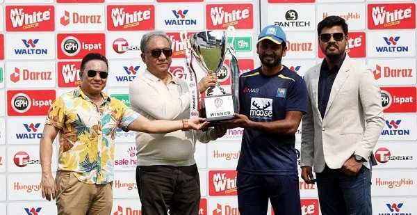 ক্রিকেটার সাকিব আল হাসান পুরস্কার গ্রহণ করছেন, পাশে চারজন ব্যক্তি দাঁড়িয়ে. Channel i News - চ্যানেল আই নিউজ