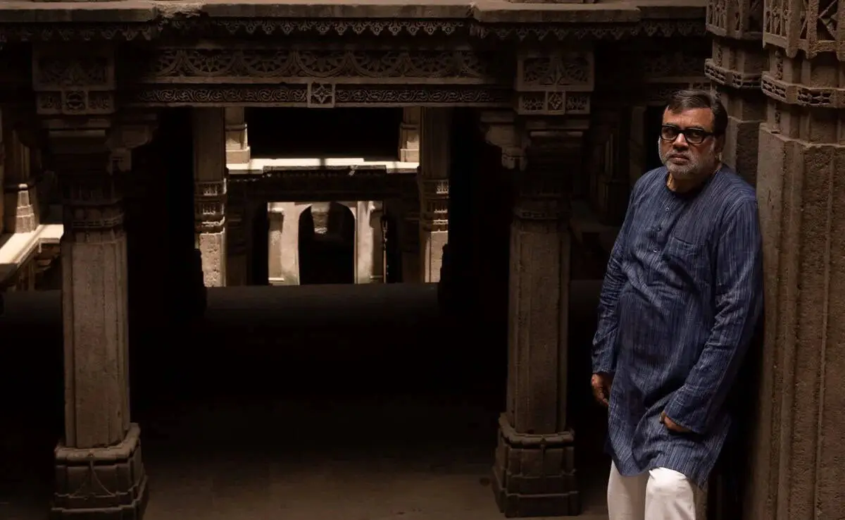 প্রাচীন স্থাপত্যের পাশে দাঁড়িয়ে একজন ব্যক্তি, বাংলার ঐতিহ্যবাহী স্থাপত্যশৈলী. Channel i News - চ্যানেল আই নিউজ