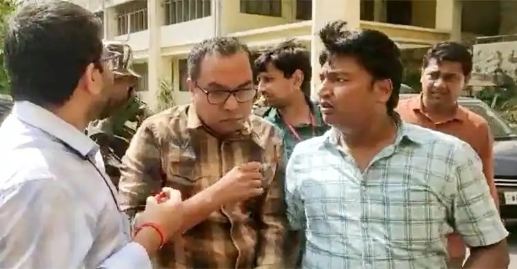 জনপ্রিয় ব্যক্তির সঙ্গে সাংবাদিকের সাক্ষাৎকারের দৃশ্য. Channel i News - চ্যানেল আই নিউজ