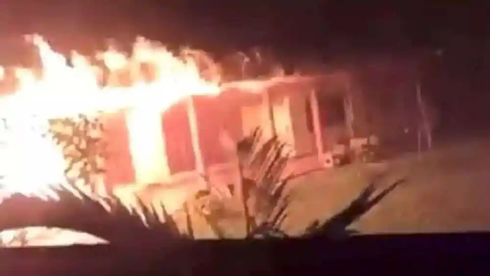 শ্রীলঙ্কার নেতাদের বাড়িতে অগ্নিকাণ্ডের দৃশ্য, আগুন ছড়িয়ে পড়ছে বাড়ির ছাদে. Channel i News - চ্যানেল আই নিউজ