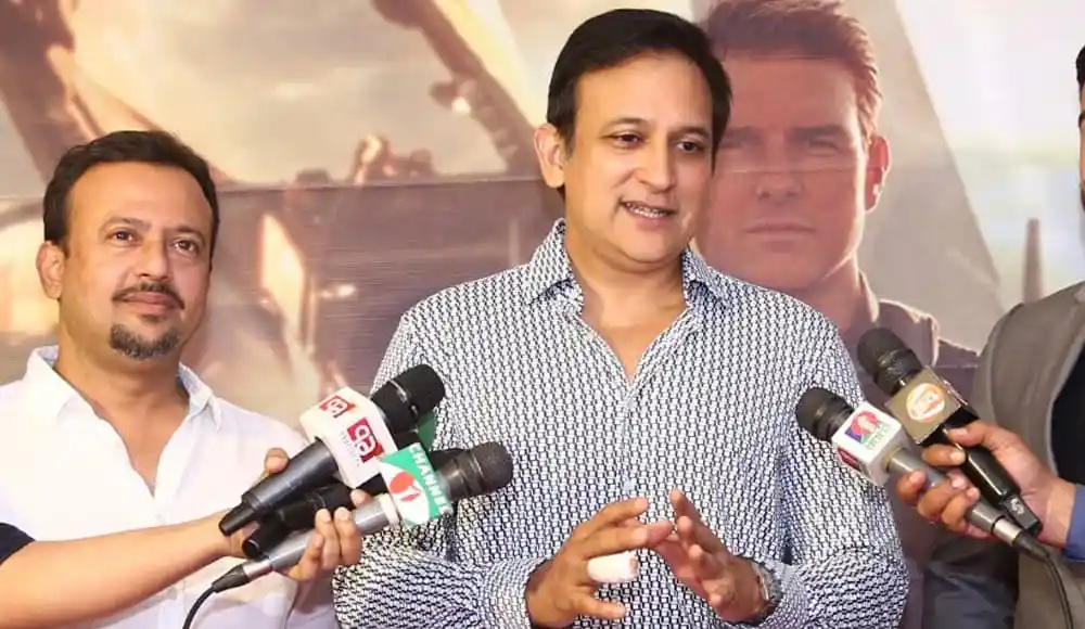 রিয়াজ মুজিবের ট্রেলার নিয়ে সাংবাদিকদের সঙ্গে কথা বলছেন. Channel i News - চ্যানেল আই নিউজ