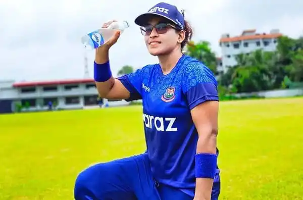 বাংলাদেশ নারী ক্রিকেট দলের রুমানা খেলোয়াড়ের ছবি, মাঠে প্রস্তুত. Channel i News - চ্যানেল আই নিউজ