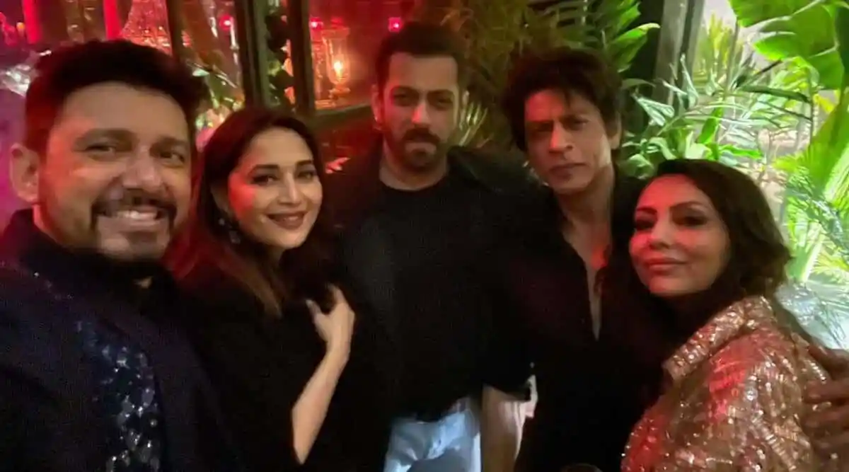 বাংলাদেশি তারকারা একসঙ্গে ছবি তুলেছেন, আনন্দে ভরা মুহূর্ত. Channel i News - চ্যানেল আই নিউজ