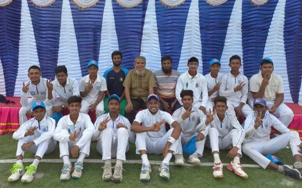 স্কুল ক্রিকেট দলের খেলোয়াড়রা ট্রফি নিয়ে উল্লাস করছে. Channel i News - চ্যানেল আই নিউজ