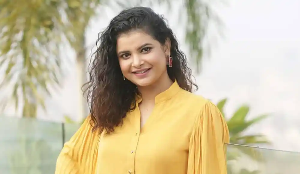 শবনম ফারিয়া হাসিমুখে, হলুদ পোশাক পরা, বিয়ের বিষয় নিয়ে কথা বলছেন. Channel i News - চ্যানেল আই নিউজ