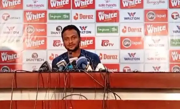 বাংলাদেশি সংবাদ সম্মেলনে একজন বক্তা মাইক্রোফোনের সামনে দাঁড়িয়ে. Channel i News - চ্যানেল আই নিউজ