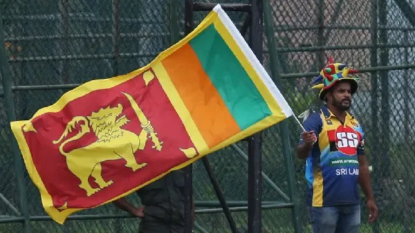 শ্রীলঙ্কার ক্রিকেটার পতাকা হাতে মাঠে দাঁড়িয়ে. Channel i News - চ্যানেল আই নিউজ