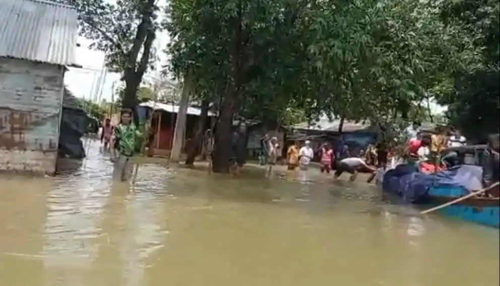 বন্যার পানিতে নিমজ্জিত গ্রাম ও মানুষজন. Channel i News - চ্যানেল আই নিউজ