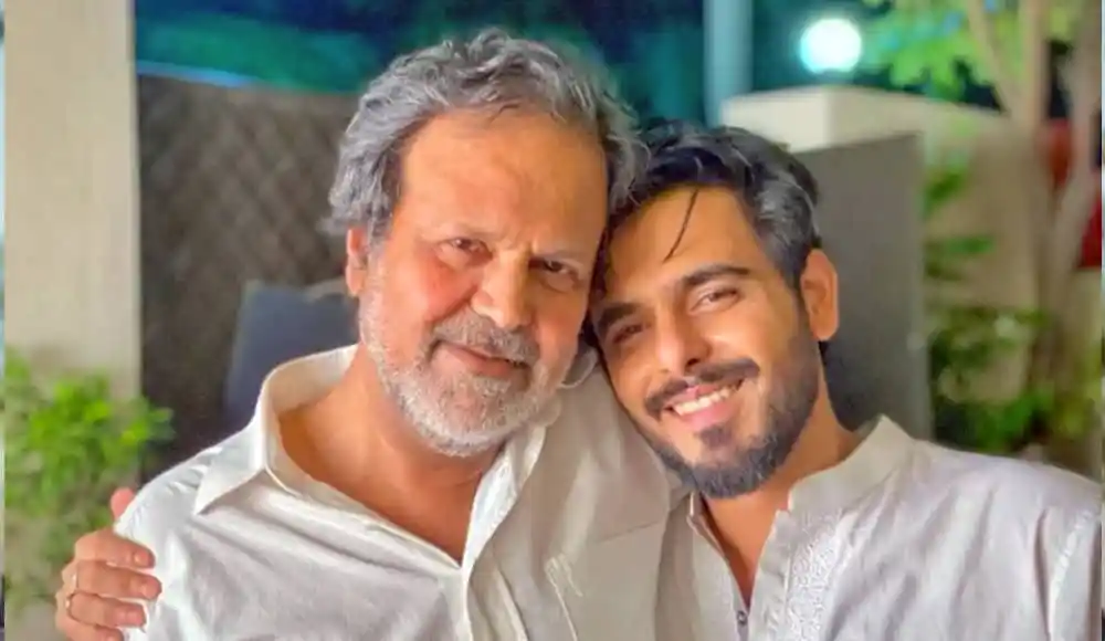 দুই পুরুষ হাসিমুখে একসঙ্গে ছবি তুলেছেন. Channel i News - চ্যানেল আই নিউজ