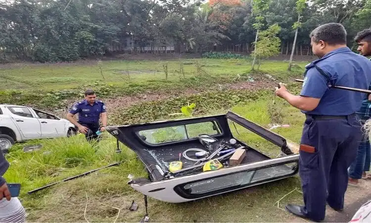 সড়ক দুর্ঘটনায় ক্ষতিগ্রস্ত গাড়ি ও পুলিশ সদস্যরা. Channel i News - চ্যানেল আই নিউজ