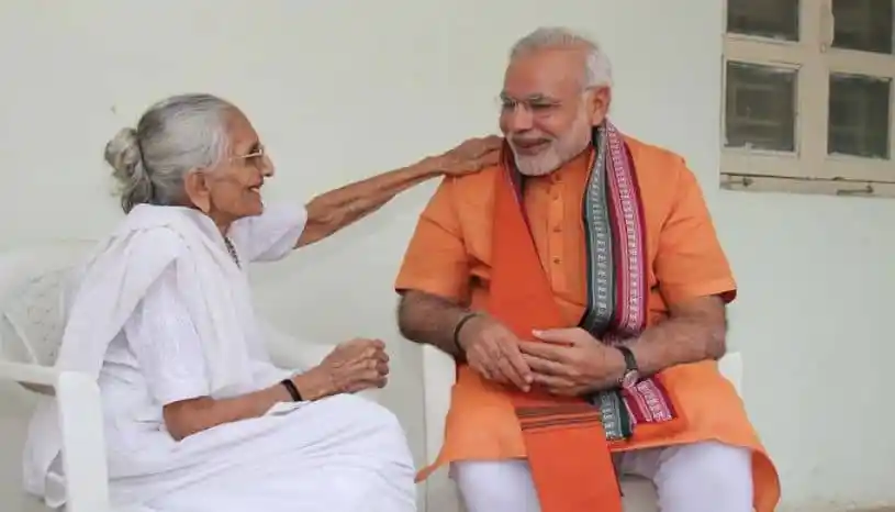 প্রধানমন্ত্রী মোদি বৃদ্ধা মহিলার সাথে আন্তরিকভাবে কথা বলছেন. Channel i News - চ্যানেল আই নিউজ