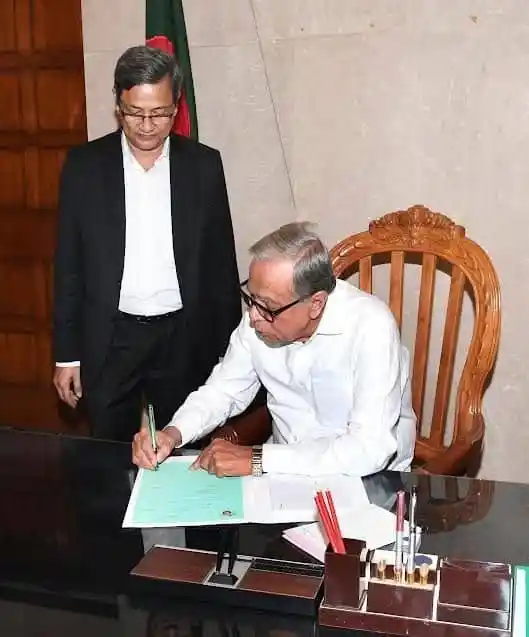 রাষ্ট্রপতির সম্মতিতে বাজেট অনুমোদন, প্রধানমন্ত্রীর উপস্থিতিতে স্বাক্ষর. Channel i News - চ্যানেল আই নিউজ