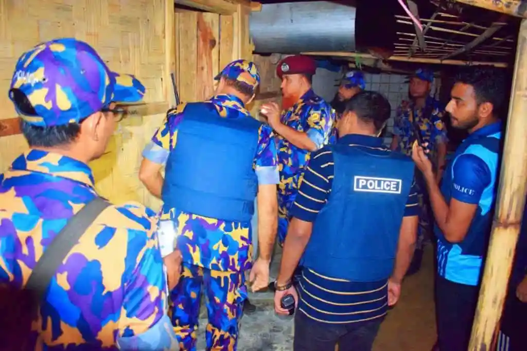 রোহিঙ্গা ক্যাম্পে পুলিশ ও র্যাব সদস্যরা তদন্তে ব্যস্ত. Channel i News - চ্যানেল আই নিউজ