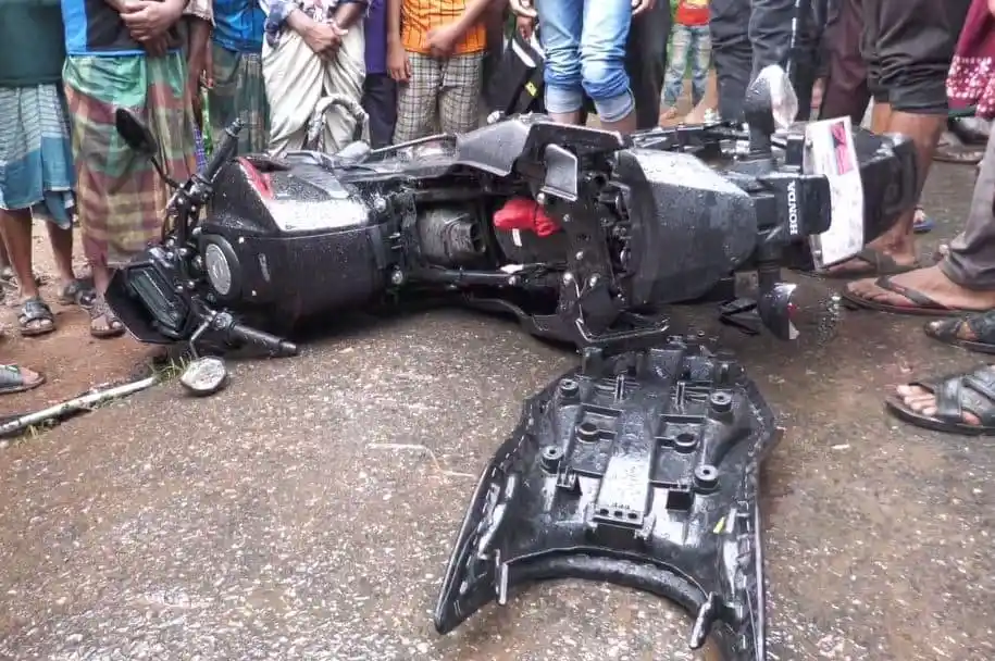 বিপরীতমুখী ট্রাকের নিচে পড়ে থাকা ক্যামেরা ও ক্যামেরার অংশ. Channel i News - চ্যানেল আই নিউজ