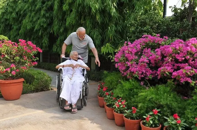 বৃদ্ধ মা ও তার পুত্রের দেখা, ফুলের বাগানে হাঁটছেন. Channel i News - চ্যানেল আই নিউজ