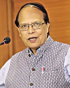 একজন পুরুষ বক্তা মঞ্চে বক্তৃতা দিচ্ছেন, চশমা পরা. Channel i News - চ্যানেল আই নিউজ