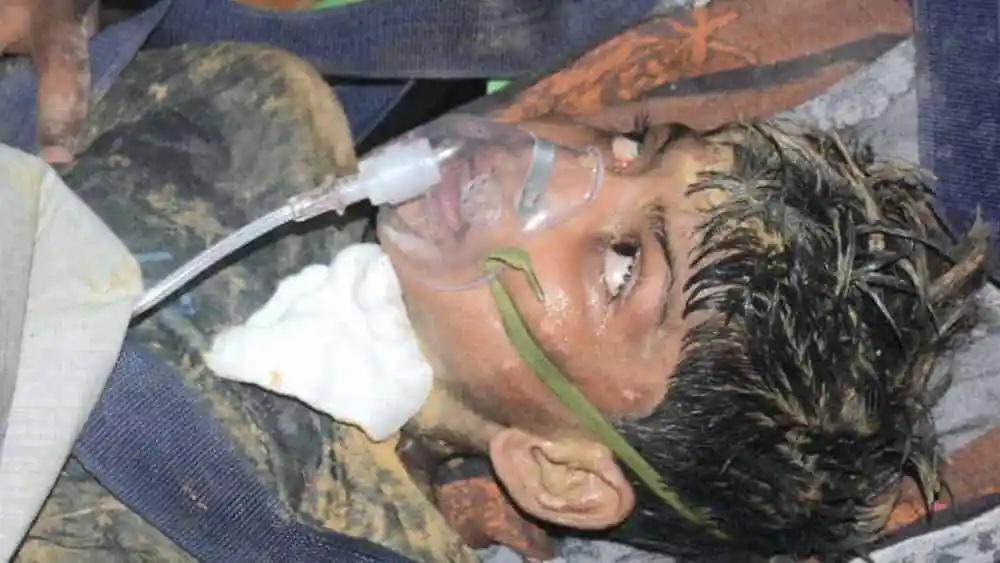 অচেতন যুবককে হাসপাতালে ভর্তি করা হয়েছে, তার মুখে অক্সিজেন মাস্ক পরানো হয়েছে।. Channel i News - চ্যানেল আই নিউজ