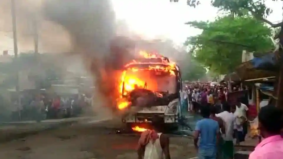 সন্ধ্যায় বাংলামোটরে যাত্রীবাহী বাসে আগুন লেগে ধোঁয়া বের হচ্ছে. Channel i News - চ্যানেল আই নিউজ