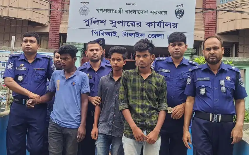পুলিশ অফিসে ছাত্রী হত্যার তদন্তের জন্য পুলিশ সদস্যরা উপস্থিত. Channel i News - চ্যানেল আই নিউজ