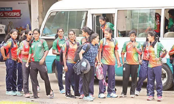 বাংলাদেশ নারী ক্রিকেট দল বাসে উঠছে, প্রস্তুতি নিচ্ছে ম্যাচের জন্য. Channel i News - চ্যানেল আই নিউজ