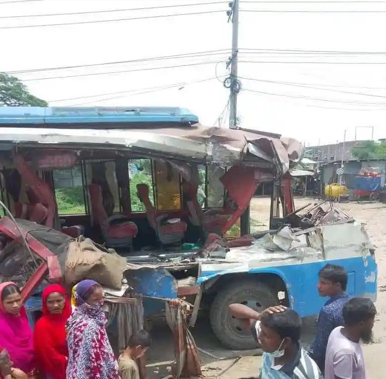 সাভারে বাস-ট্রাকের ত্রিমুখী সংঘর্ষের ফলে ব্যাপক ক্ষতি. Channel i News - চ্যানেল আই নিউজ