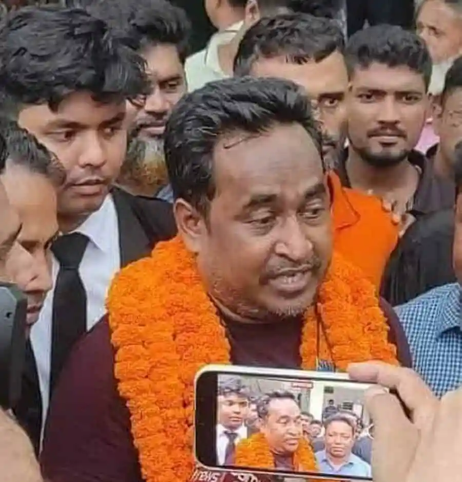 সাংবাদিক ফজলে এলাহীর জামিনের সময় ছবি, বেশ কিছু মানুষ তার পাশে দাঁড়িয়ে. Channel i News - চ্যানেল আই নিউজ
