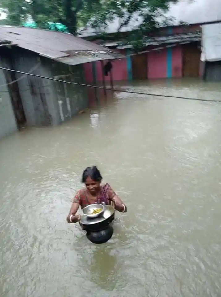 বন্যার পানিতে ডুবে থাকা শিশু, আশ্রয়হীন পরিস্থিতি. Channel i News - চ্যানেল আই নিউজ